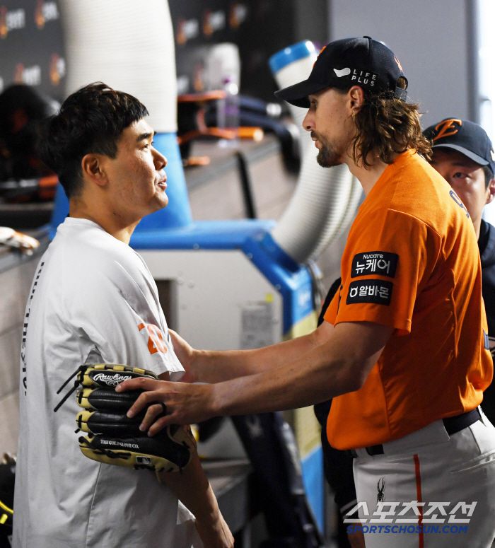 23일 대전 대전 한화생명볼파크에서 열린 한화 이글스와 롯데 자이언츠의 경기. 한화 와이스가 경기를 마친 뒤 동료들과 포옹을 나누고 있다. 대전=박재만 기자 pjm@sportschosun.com/2025.05.23/