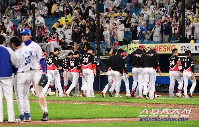 24일 대구 삼성라이온즈파크에서 열린 KBO리그 삼성과 KIA의 경기. 삼성이 KIA에 승리했다. 경기 종료 후 그라운드를 나서는 KIA 선수들. 대구=송정헌 기자songs@sportschosun.com/2025.05.24/