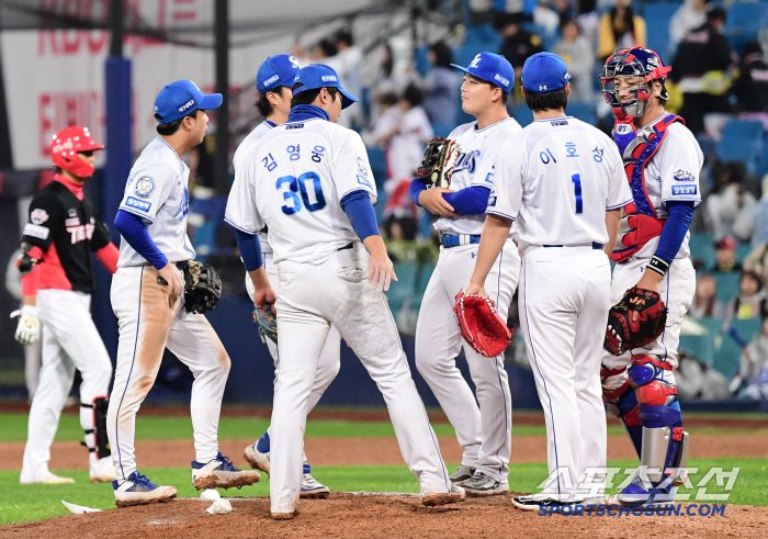 24일 대구 삼성라이온즈파크에서 열린 KBO리그 삼성과 KIA의 경기. 삼성이 KIA에 승리했다. 경기 종료 후 하이파이브를 나누고 있는 삼성 선수들. 대구=송정헌 기자songs@sportschosun.com/2025.05.24/