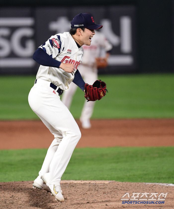 21일 부산 사직야구장에서 열린 KBO리그 롯데와 LG의 경기. 11회를 무실점으로 막아낸 롯데 최준용. 부산=송정헌 기자songs@sportschosun.com/2025.05.21/