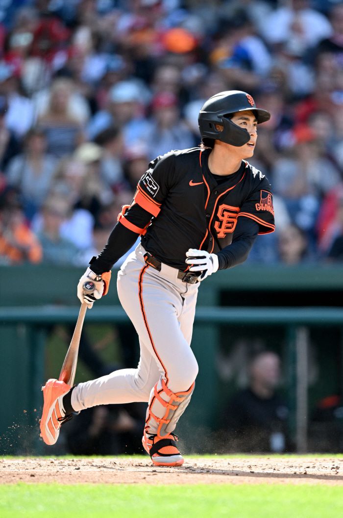 이정후가 4회 우측으로 안타를 날린 뒤 타구를 바라보며 달려나가고 있다. AFP연합뉴스