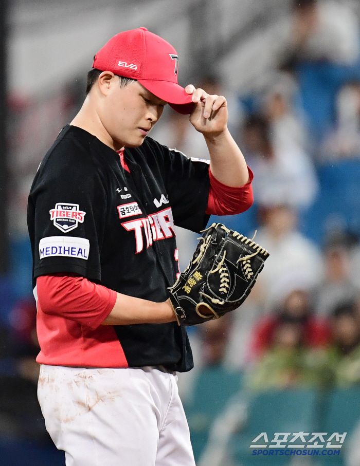 24일 대구 삼성라이온즈파크에서 열린 KBO리그 삼성과 KIA의 경기. 8회말 1사 만루. 강판 당하는 KIA 최지민. 대구=송정헌 기자songs@sportschosun.com/2025.05.24/