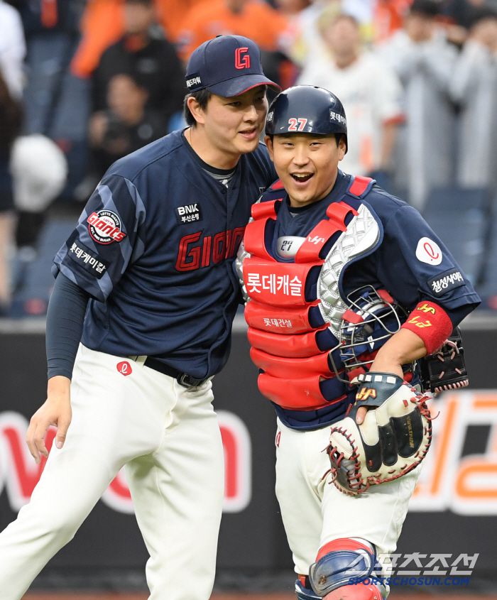 24일 대전 한화생명볼파크에서 열린 한화 이글스와 롯데 자이언츠의 경기. 승리한 롯데 선수들이 기뻐하고 있다. 대전=박재만 기자 pjm@sportschosun.com/2025.05.24/