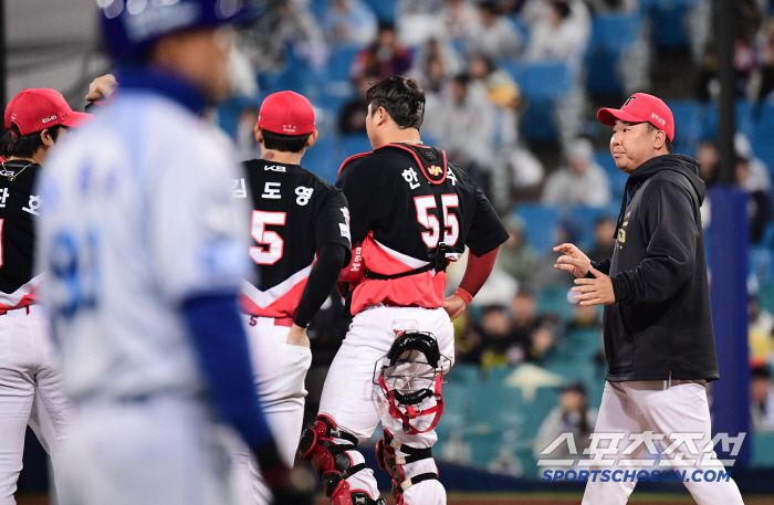 4-4. 8회말 1사 1, 2루. 직접 마운드에 나서 선수들 독려하는 KIA 이범호 감독.