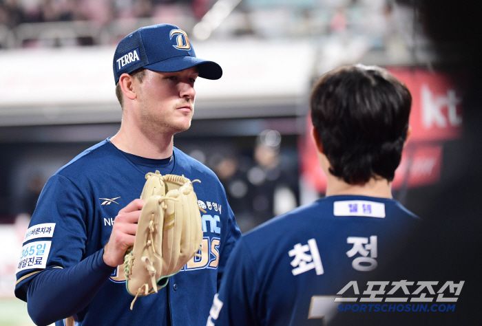 10일 수원 케이티위즈파크에서 열린 KBO리그 KT와 NC의 경기. 7회 투구를 마치고 동료들과 하이파이브를 나누는 NC 라일리. 수원=송정헌 기자songs@sportschosun.com/2025.04.10/