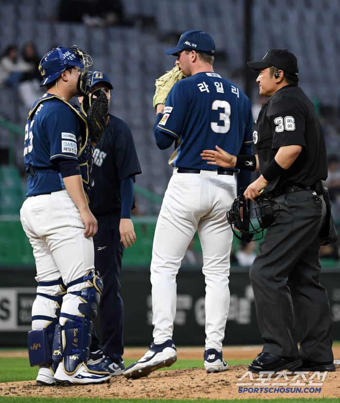 13일 인천 SSG랜더스필드에서 열린 SSG 랜더스와 NC 다이노스의 경기. NC 김형준과 라일리가 대화를 나누고 있다. 인천=박재만 기자 pjm@sportschosun.com/2025.05.13/