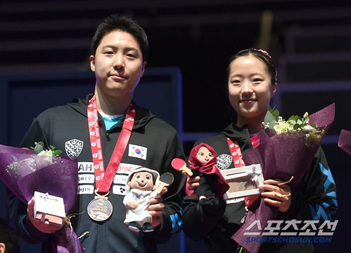 임종훈, 신유빈이 24일 카타르 도하 루사일 아레나에서 열린 2025 국제탁구연맹(ITTF) 세계선수권대회 혼합복식 시상식에서 동메달을 걸고 포즈를 취하고 있다.  2025. 5. 24.  사진공동취재단
