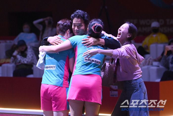 신유빈, 유한나가 22일 카타르 도하 루사일 아레나에서 열린 2025 국제탁구연맹(ITTF) 세계선수권대회 여자복식 8강 일본 오도 사츠키 - 요코이 사쿠라와 경기 후 이태성 대한탁구협회장, 채문선 전 부회장과 포옹을 하고 있다. 2025. 5. 22.  사진공동취재단