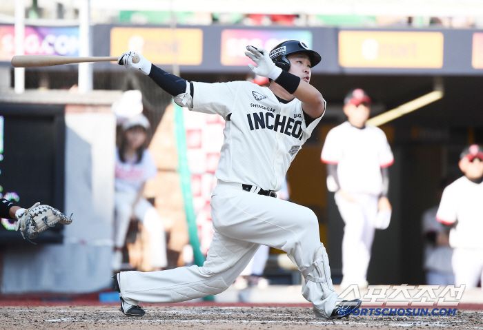 25일 인천 SSG랜더스필드에서 열린 LG-SSG전. 9회말 1사 신범수가 솔로포를 치고 있다. 인천=정재근 기자 cjg@sportschosun.com/2025.5.25/