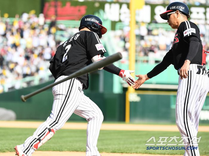 25일 인천 SSG랜더스필드에서 열린 LG-SSG전. 7회초 무사 문보경이 솔로포를 친 후 배트를 던지고 있다. 인천=정재근 기자 cjg@sportschosun.com/2025.5.25/