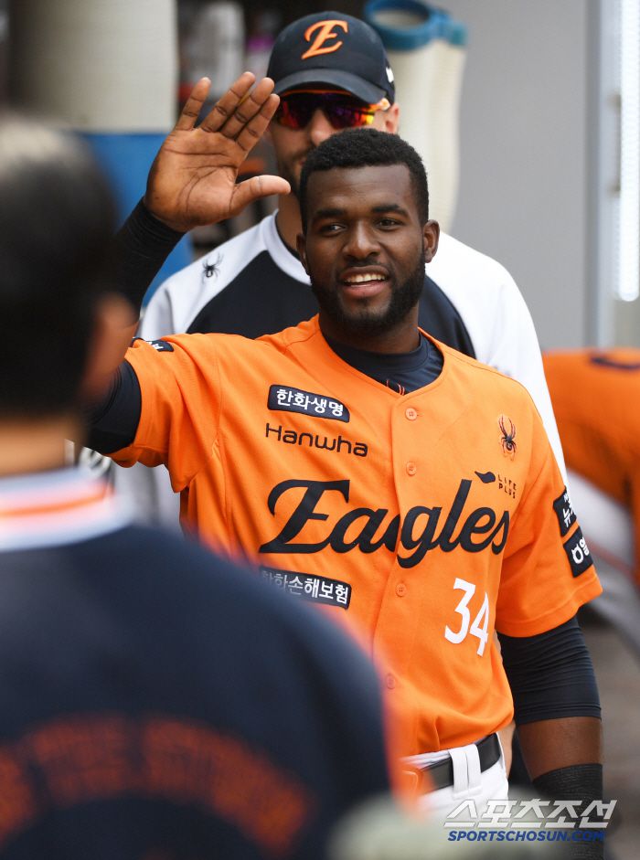 25일 대전 한화생명볼파크에서 열린 한화 이글스와 롯데 자이언츠의 경기. 1회말 한화 플로리얼이 솔로포를 날린 뒤 환호하고 있다. 대전=박재만 기자 pjm@sportschosun.com/2025.05.25/