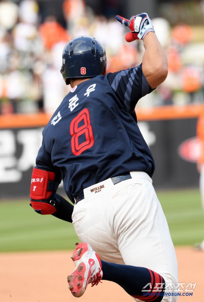 25일 대전 한화생명볼파크에서 열린 한화 이글스와 롯데 자이언츠의 경기. 9회초 2사 롯데 전준우가 동점 솔로포를 날린 뒤 환호하고 있다. 대전=박재만 기자 pjm@sportschosun.com/2025.05.25/