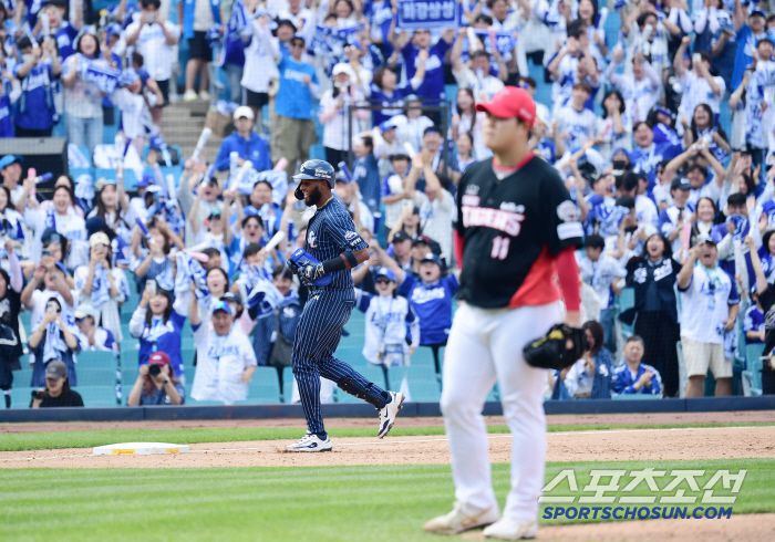 팬들 환호 속에 그라운드를 돌고 있는 디아즈.