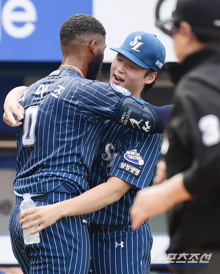 이호성과 기쁨을 나누는 디아즈.