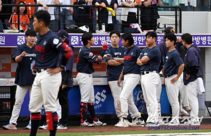 25일 대전 한화생명볼파크에서 열린 한화 이글스와 롯데 자이언츠의 경기. 연장 10회 문현빈의 밀어내기 볼넷으로 패한 롯데 선수들이 아쉬워하고 있다. 대전=박재만 기자 pjm@sportschosun.com/2025.05.25/