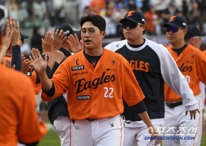 25일 대전 한화생명볼파크에서 열린 한화 이글스와 롯데 자이언츠의 경기. 연장 10회 문현빈의 밀어내기 볼넷으로 승리한 한환 선수들이 기뻐하고 있다. 대전=박재만 기자 pjm@sportschosun.com/2025.05.25/