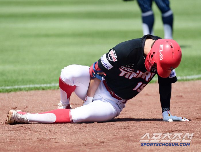 25일 대구 삼성라이온즈파크에서 열린 KBO리그 삼성과 KIA의 경기. 3회 내야땅볼 타구 후 1루를 향해 달리던 박정우가 햄스트링 부상을 당했다. 고통스러워하는 박정우. 대구=송정헌 기자songs@sportschosun.com/2025.05.25/