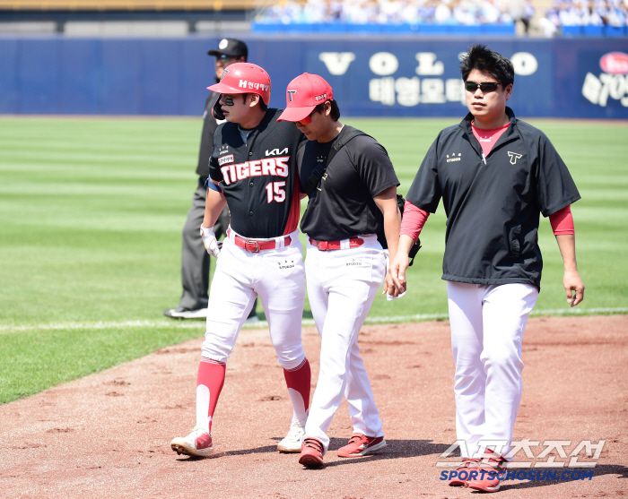 25일 대구 삼성라이온즈파크에서 열린 KBO리그 삼성과 KIA의 경기. 3회 내야땅볼 타구 후 1루를 향해 달리던 박정우가 햄스트링 부상을 당했다. 그라운드를 나서는 박정우. 대구=송정헌 기자songs@sportschosun.com/2025.05.25/