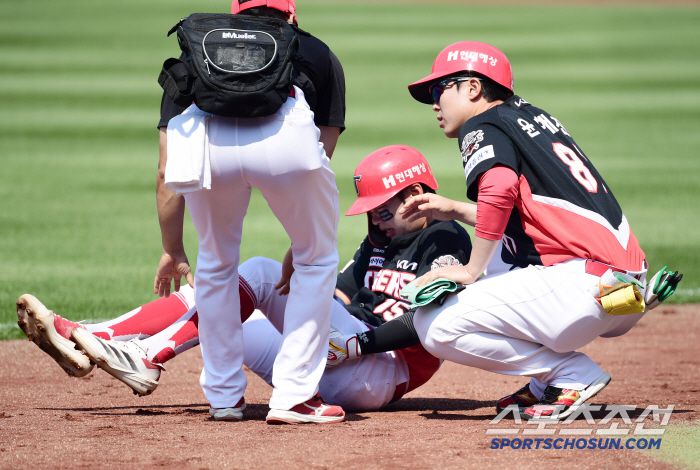 25일 대구 삼성라이온즈파크에서 열린 KBO리그 삼성과 KIA의 경기. 3회 내야땅볼 타구 후 1루를 향해 달리던 박정우가 햄스트링 부상을 당했다. 고통스러워하는 박정우. 대구=송정헌 기자songs@sportschosun.com/2025.05.25/