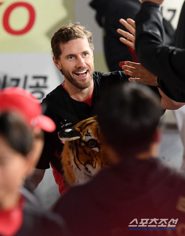 24일 대구 라이온즈파크에서 열린 삼성 라이온즈와 KIA 타이거즈의 경기. 6회초 KIA 위즈덤이 솔로포를 날린 뒤 환호하고 있다. 대구=박재만 기자 pjm@sportschosun.com/2025.04.24/