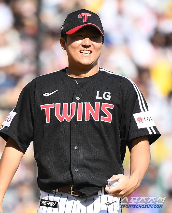 25일 인천 SSG랜더스필드에서 열린 LG-SSG전. 선발 송승기가 7회말 2사 1루에서 교체되며 뿌듯한 미소를 짓고 있다. 인천=정재근 기자 cjg@sportschosun.com/2025.5.25/