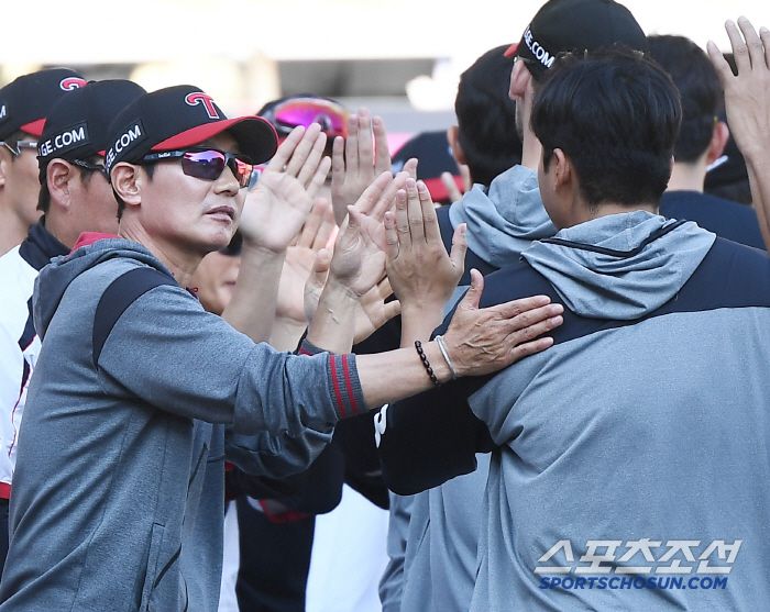 25일 인천 SSG랜더스필드에서 열린 LG-SSG전. LG가 9대3으로 승리했다. 염경엽 감독이 송승기를 격려하고 있다. 인천=정재근 기자 cjg@sportschosun.com/2025.5.25/