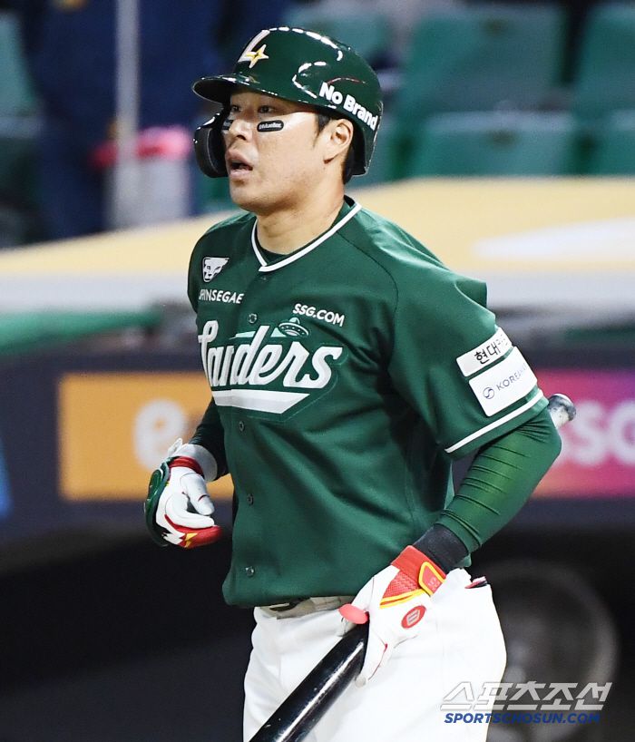 김현수의 글러브에 공이 들어가는 걸 본 한유섬의 표정