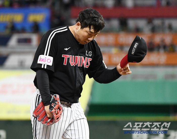 김현수가 고개 숙였다.