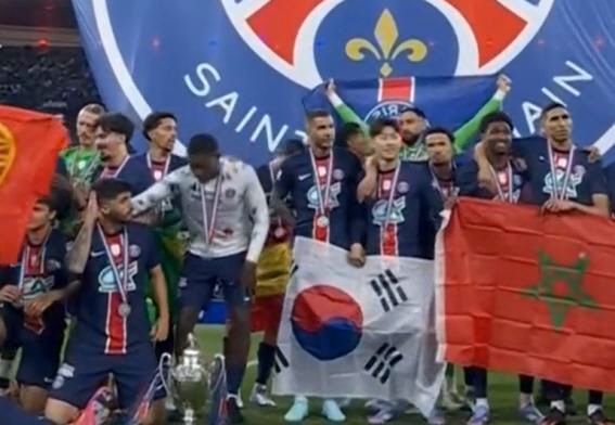 [스포츠조선 강우진 기자]대한민국 국가대표 에이스인 이강인이 자신의 커리어 7번째 트로피를 수확했다. 우승을 확정 지은 순간 이강인은 태극기를 꺼내 들어 우승 세리머니를 펼쳤다. 팀 동료인 뤼카 에르난데스가 이강인과 함께 태극기를 잡고 세리머니를 도왔다.  이강인의 소속팀 파리 생제르망(PSG)는 25일(한국시각) 프랑스 생드니의 스타드 드 프랑스에서 2024~2025시즌 쿠프 드 프랑스 결승전에서 랭스에게 3대0으로 승리했다. 이로써 PSG는 해당 대회에서 2년 연속이자 통산 16번째 우승컵을 들었다. 사진=중계화면 캡처