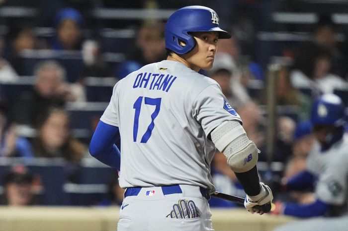 LA 다저스 오타니 쇼헤이가 25일(한국시각) 뉴욕 메츠와의 원정경기에서 8회 삼진을 당하고 돌아서고 있다. AP연합뉴스