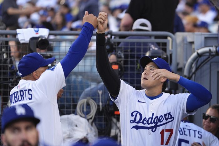 오타니와 데이브 로버츠 감독이 지난 22일(한국시각) 애리조나전을 앞두고 승리를 다짐하는 하이파이브를 하고 있다. AP연합뉴스