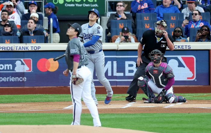 오타니 쇼헤이가 1회초 센가 고다이로부터 우중월 솔로홈런을 터뜨린 뒤 타구를 바라보고 있다. AFP연합뉴스
