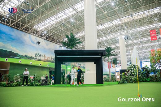 지난 3월1일 중국 톈진 시티골프에서 열린 '2025년 중국 실내 골프 오픈 & GOLFZON 중국 오픈' 예선전에서 참가 선수들이 스크린 티샷 후 그린존으로 이동하고 있다.사진제공=골프존