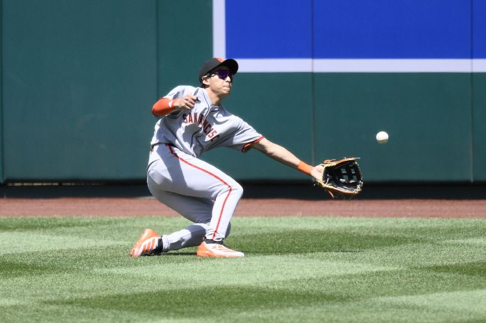 중견수 이정후가 2회말 나다니엘 로의 타구를 잡으려고 쓰러지며 글러브를 뻗고 있다. 결과적으로는 2루타가 됐다. AP연합뉴스