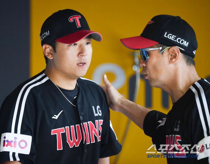 김광삼 투수코치의 격려