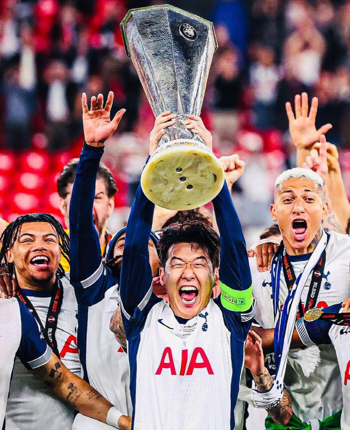 [스포츠조선 강우진 기자]유로파리그 위너로서 토트넘의 레전드로 발돋움한 손흥민이 다음 시즌도 토트넘에서 뛰게 될 전망이다. 급격한 폼 하락을 겪은 이번 시즌이기 때문에 걱정이 앞서는 게 사실이지만, 구단에서는 손흥민의 헌신을 인정할 것으로 보인다.  영국 핫스퍼HQ는 25일(한국시각) 풋볼인사이더의 보도를 인용하면서 '토트넘은 손흥민에 대한 어떤 이적 제안도 고려하지 않을 계획이며, 그의 계약을 1년 연장해 다음 시즌까지 함께할 것'이라고 전했다. 사진=SNS