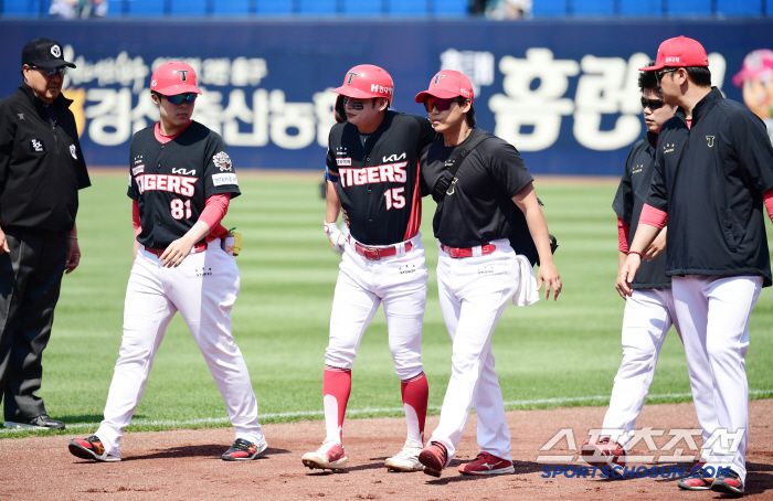 25일 대구 삼성라이온즈파크에서 열린 KBO리그 삼성과 KIA의 경기. 3회 내야땅볼 타구 후 1루를 향해 달리던 박정우가 햄스트링 부상을 당했다. 그라운드를 나서는 박정우. 대구=송정헌 기자songs@sportschosun.com/2025.05.25/