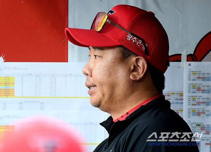 21일 수원 KT위즈파크에서 열린 KIA-KT전. 1회말 KIA가 우익수 최원준이 어이없는 실책을 범하자 이범호 감독이 곧바로 교체했다. 이범호 감독이 화난 표정으로 경기를 지켜보고 있다. 수원=정재근 기자 cjg@sportschosun.com/2025.5.21/