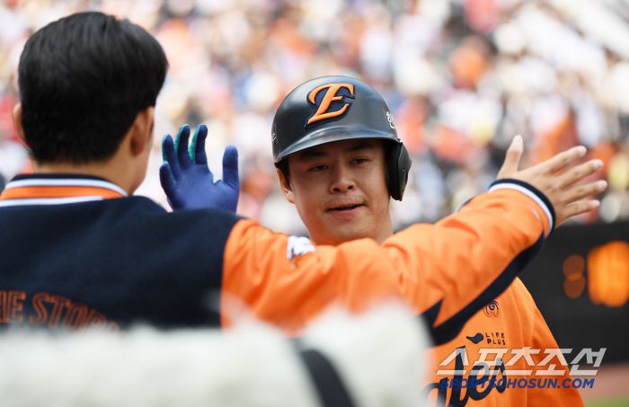 25일 대전 한화생명볼파크에서 열린 한화 이글스와 롯데 자이언츠의 경기. 1회말 무사 1,2루 한화 노시환이 스리런포를 날린 뒤 환호하고 있다. 대전=박재만 기자 pjm@sportschosun.com/2025.05.25/