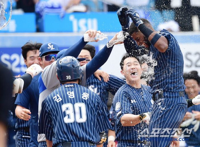 25일 대구 삼성라이온즈파크에서 열린 KBO리그 삼성과 KIA의 경기. 9회말 끝내기 홈런을 날리고 동료들과 함께 기뻐하는 삼성 디아즈. 대구=송정헌 기자songs@sportschosun.com/2025.05.25/