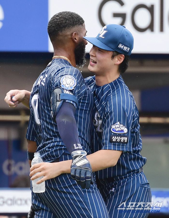 25일 대구 삼성라이온즈파크에서 열린 KBO리그 삼성과 KIA의 경기. 9회말 삼성 디아즈가 끝내기 홈런을 날렸다. 이호성과 기쁨을 나누는 디아즈. 대구=송정헌 기자songs@sportschosun.com/2025.05.25/