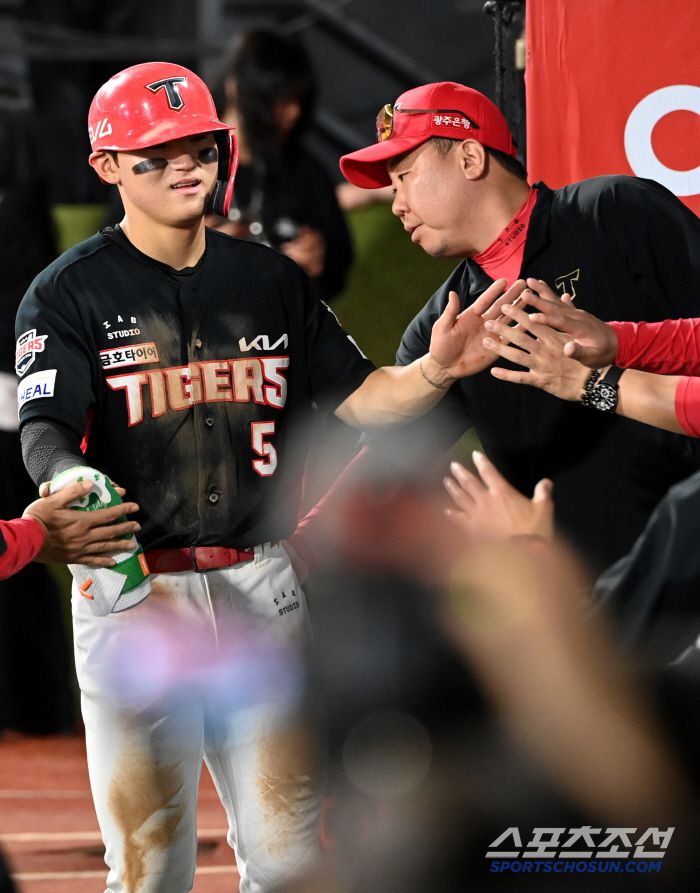 22일 수원KT위즈파크에서 열린 KIA와 KT의 경기,  9회초 2사 1,3루 KIA 오선우의 적시타에 득점한 김도영이 이범호 감독과 기쁨을 나누고 있다. 수원=허상욱 기자wook@sportschosun.com/2025.05.22/