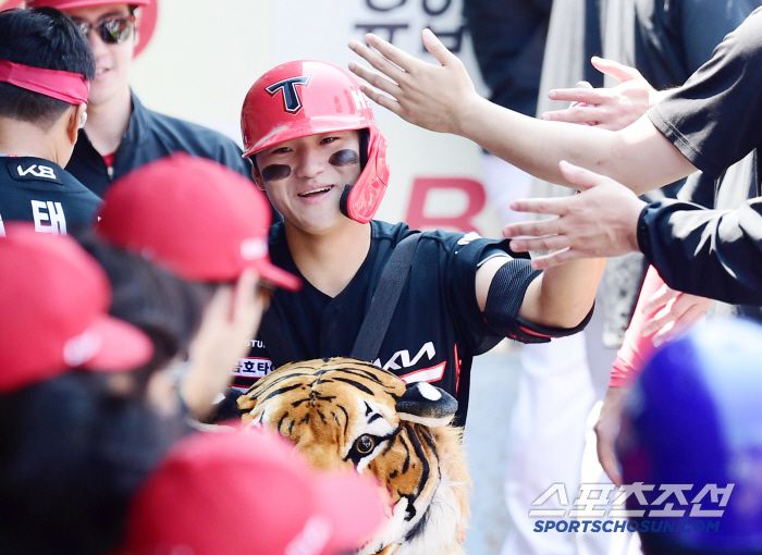 25일 대구 삼성라이온즈파크에서 열린 KBO리그 삼성과 KIA의 경기. 1회초 KIA 김도영이 삼성 원태인을 상대로 선제 솔로홈런을 날렸다. 더그아웃에서 동료들의 축하를 받고 있는 김도영. 대구=송정헌 기자songs@sportschosun.com/2025.05.25/