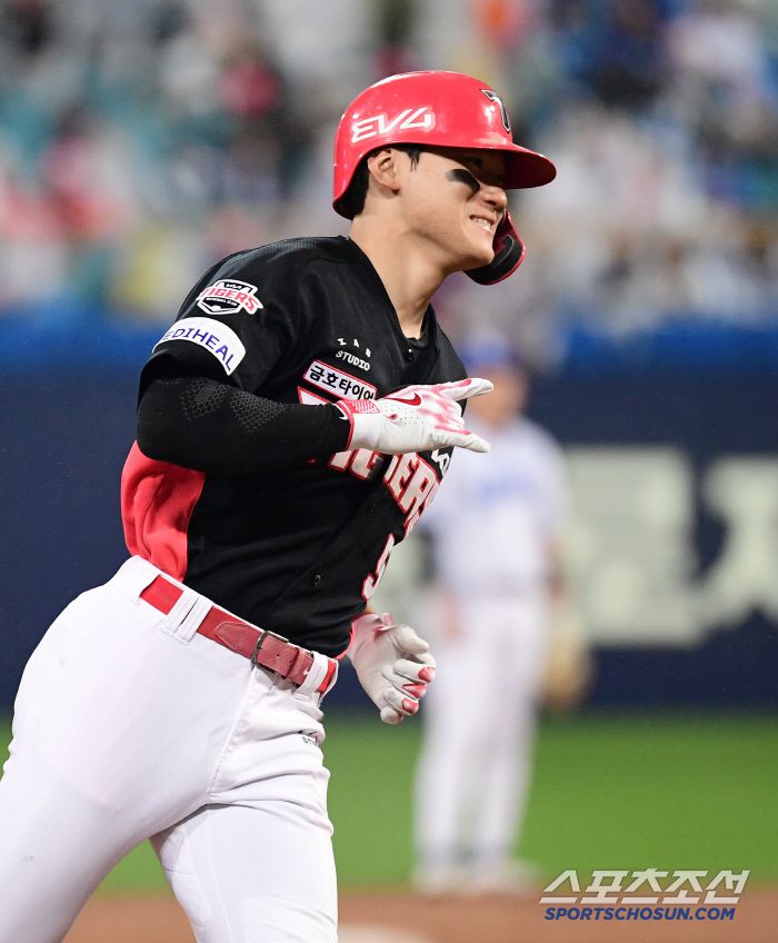 24일 대구 삼성라이온즈파크에서 열린 KBO리그 삼성과 KIA의 경기. 7회 KIA 김도영이 삼성 김태훈을 상대로 솔로홈런을 날렸다. 힘차게 그라운드를 돌고 있는 김도영. 대구=송정헌 기자songs@sportschosun.com/2025.05.24/