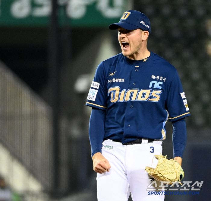 24일 잠실야구장에서 열린 NC와 LG의 경기, 4회말 2사 1루 NC 라일리가 LG 박동원을 스트라이크 아웃 낫아웃 처리하며 환호하고 있다. 잠실=허상욱 기자wook@sportschosun.com/2025.04.24/