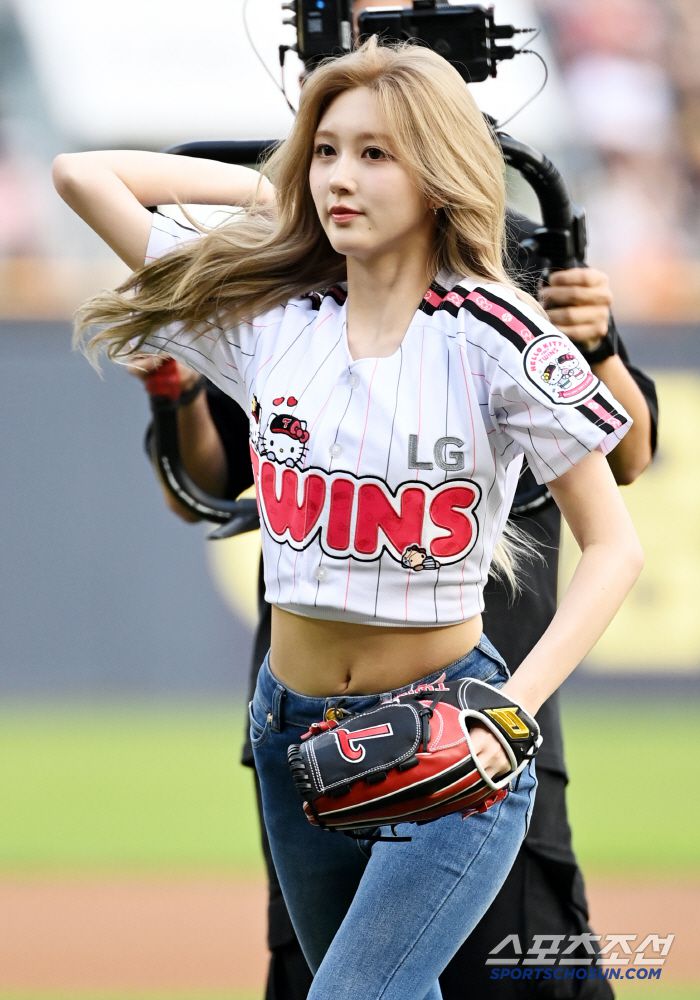 27일 잠실야구장에서 열린 한화와 LG의 경기, 걸그룹 아이브(IVE)의 멤버 가을이 시구를 하고 있다. 잠실=허상욱 기자wook@sportschosun.com/2025.05.27/