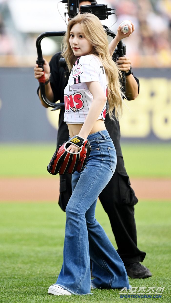 27일 잠실야구장에서 열린 한화와 LG의 경기, 걸그룹 아이브(IVE)의 멤버 가을이 시구를 하고 있다. 잠실=허상욱 기자wook@sportschosun.com/2025.05.27/