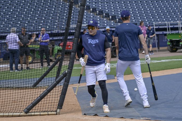 지난달 29일(한국시각) 탬파베이 선수단가 동행하며 타격 훈련을 하고 있는 김하성. UPI연합뉴스  Tampa Bay Rays infielder Ha-Seong KIm (L) steps out of the batting cage during warmups b