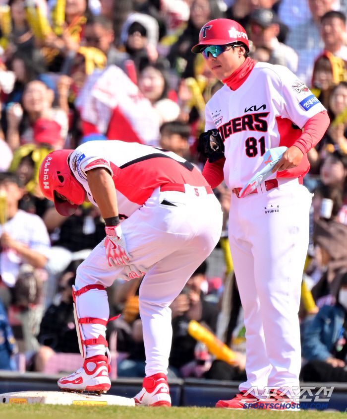 22일 광주KIA챔피언스필드에서 열린 NC와 KIA의 개막전, 3회말 KIA 김도영이 안타를 치고 1루에 나서다 다리통증을 호소하고 있다. 김도영은 윤도현과 교체됐다. 광주=허상욱 기자wook@sportschosun.com/2025.03.22/