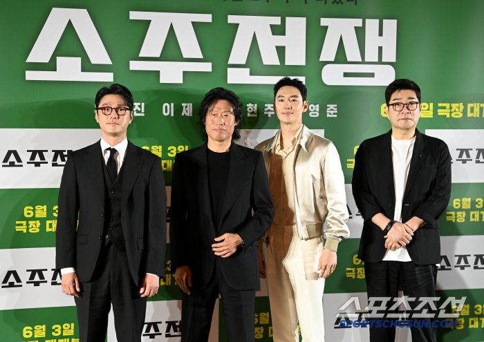 24일 메가박스 코엑스에서 열린 영화 '소주전쟁'의 제작보고회, 최영준, 유해진, 이제훈, 손현주가 포토타임을 갖고 있다. 허상욱 기자wook@sportschosun.com/2025.04.24/